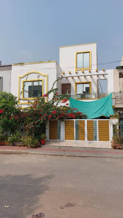 10 Marla House Available For Sale In Overseas B Bahria Town Lahore