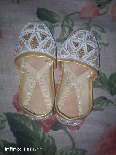 white  Gold khussa