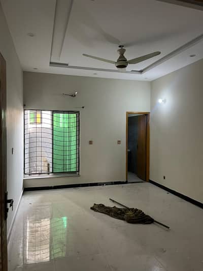 10 Marla 2nd Floor Available for Rent