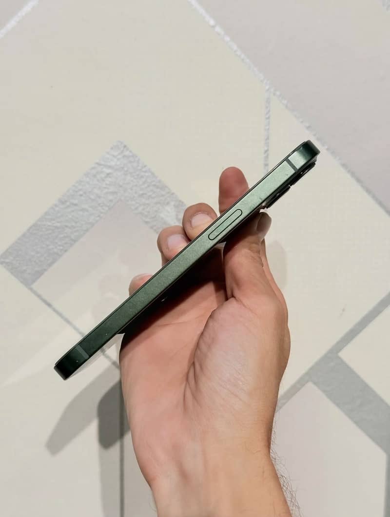 Apple iPhone 13 0