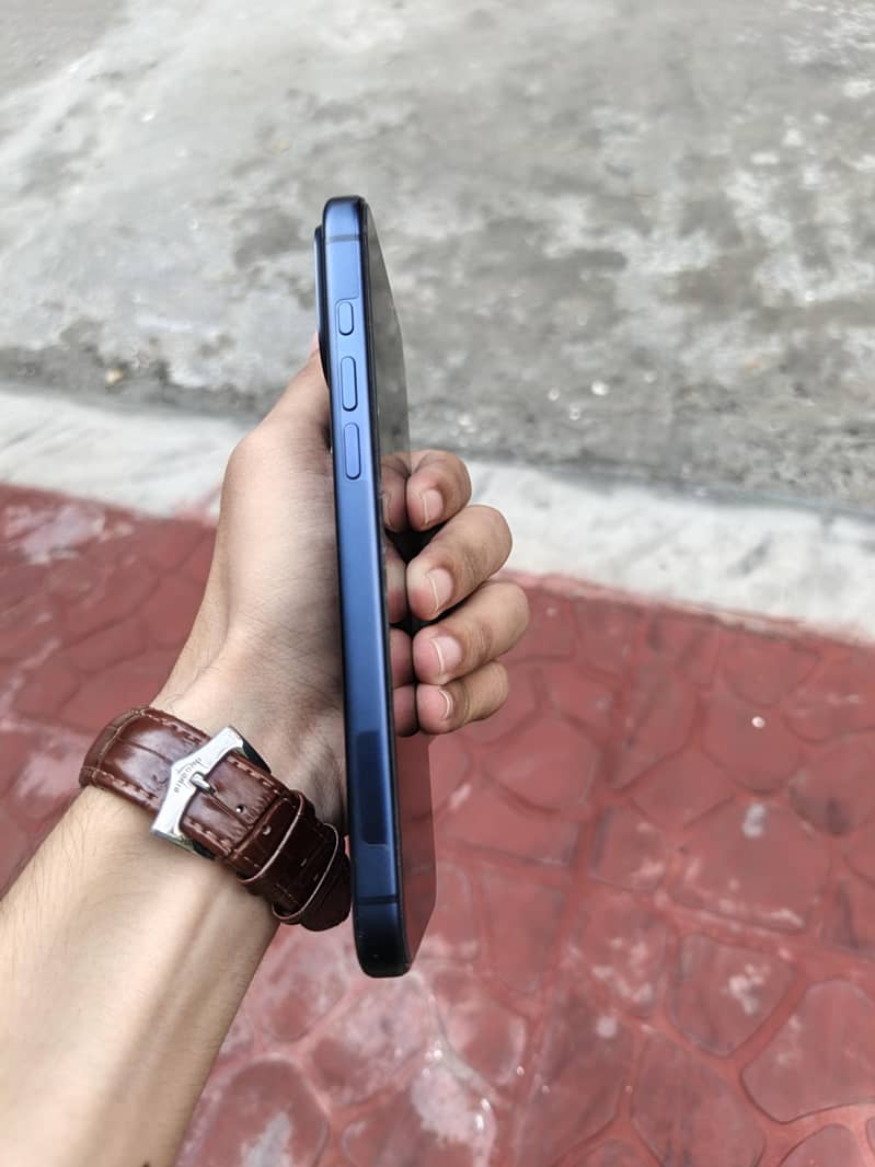 Apple iPhone 17 Pro Max 4