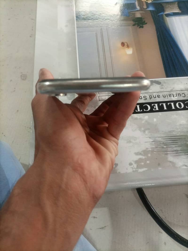 Apple iPhone X 4