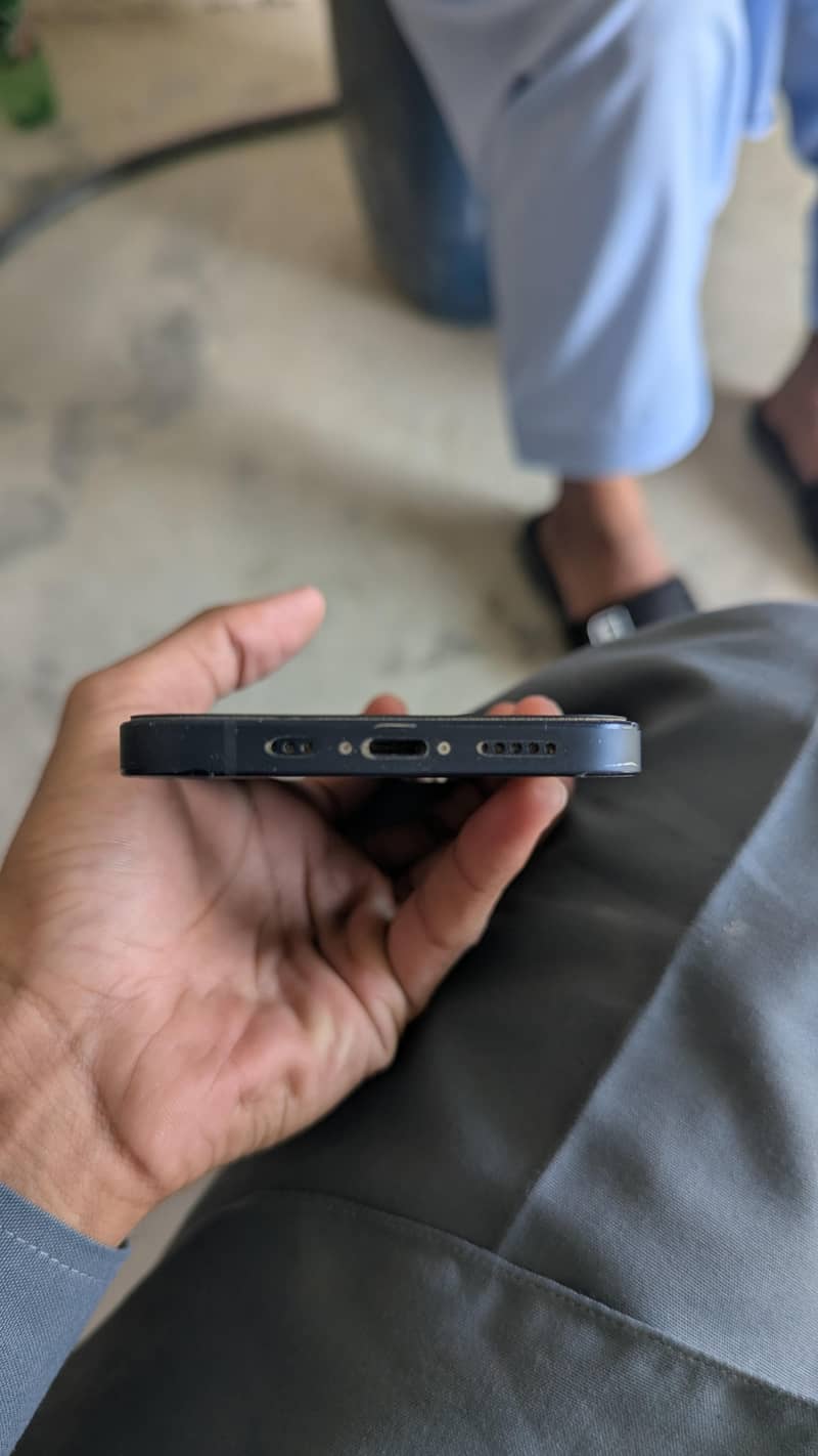 Apple iPhone 12 4