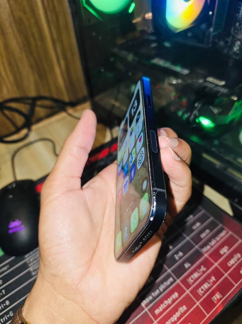 Apple iPhone 12 6