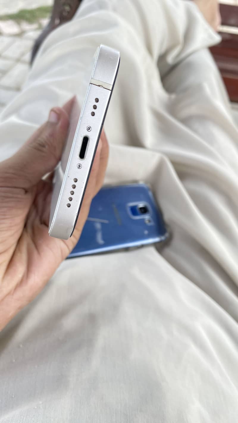 Apple iPhone 12 6