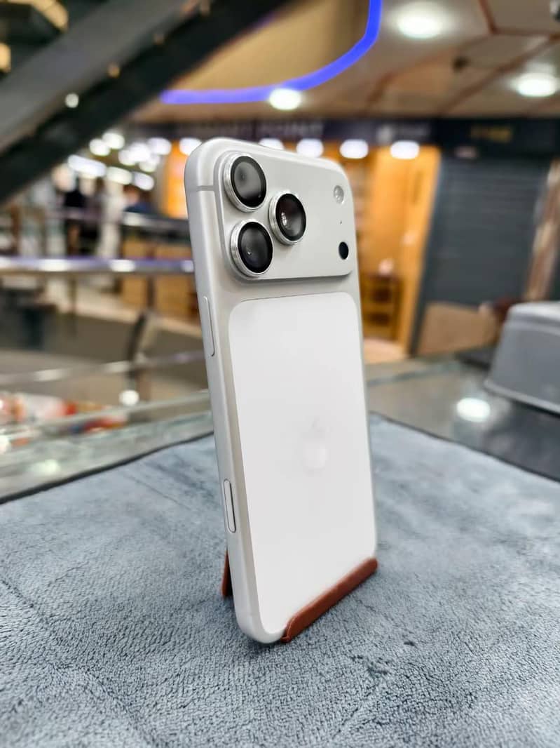 Apple iPhone 17 Pro Max 3