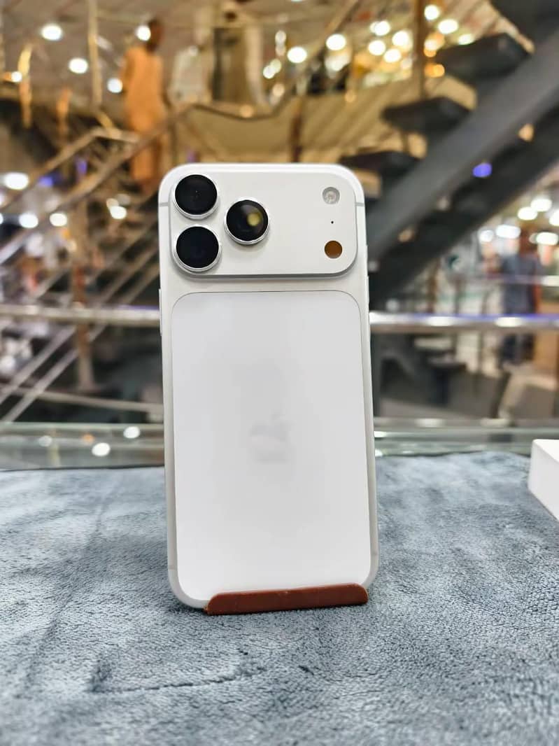 Apple iPhone 17 Pro Max 4