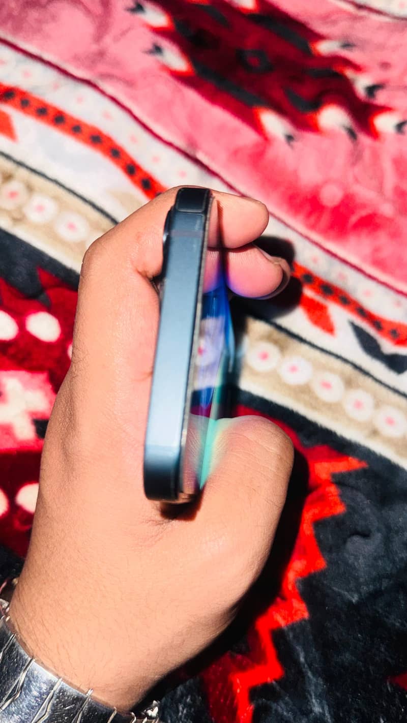Apple iPhone 13 4