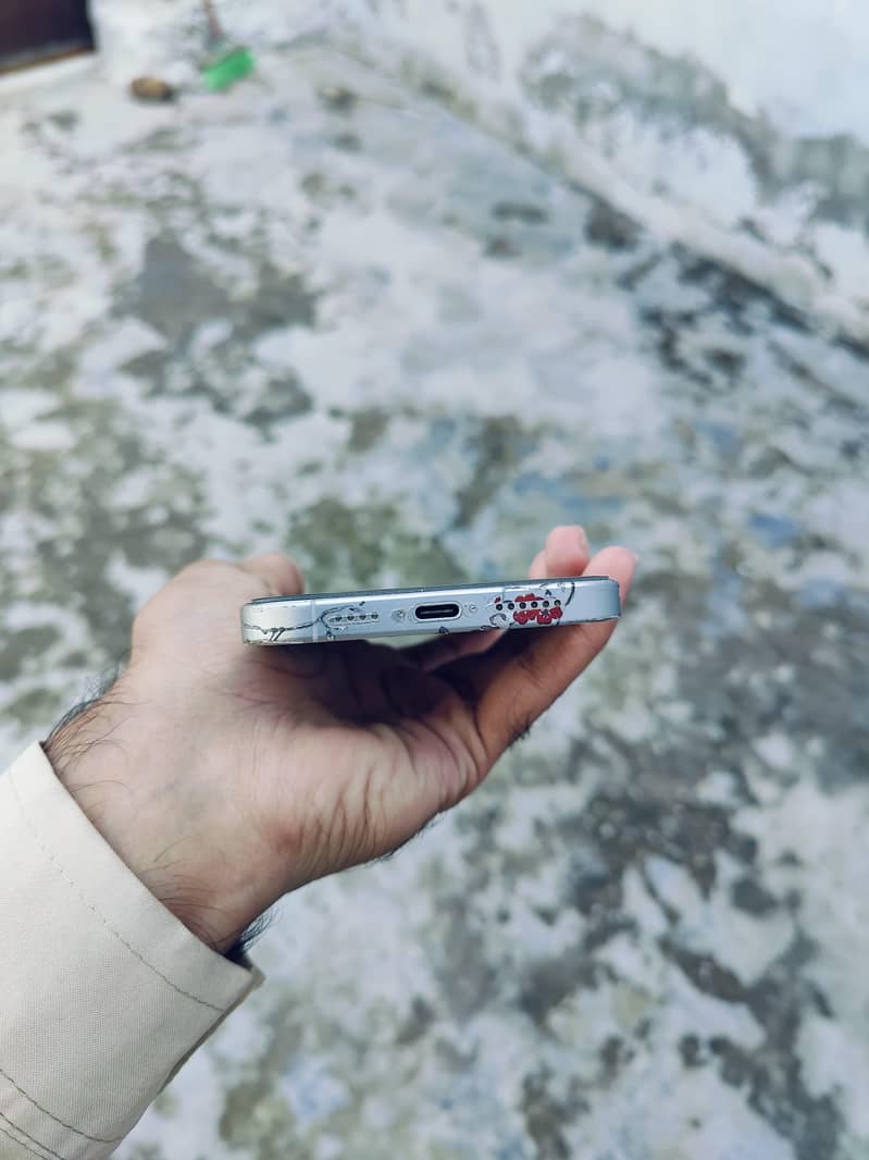 Apple iPhone 16 Pro Max 2