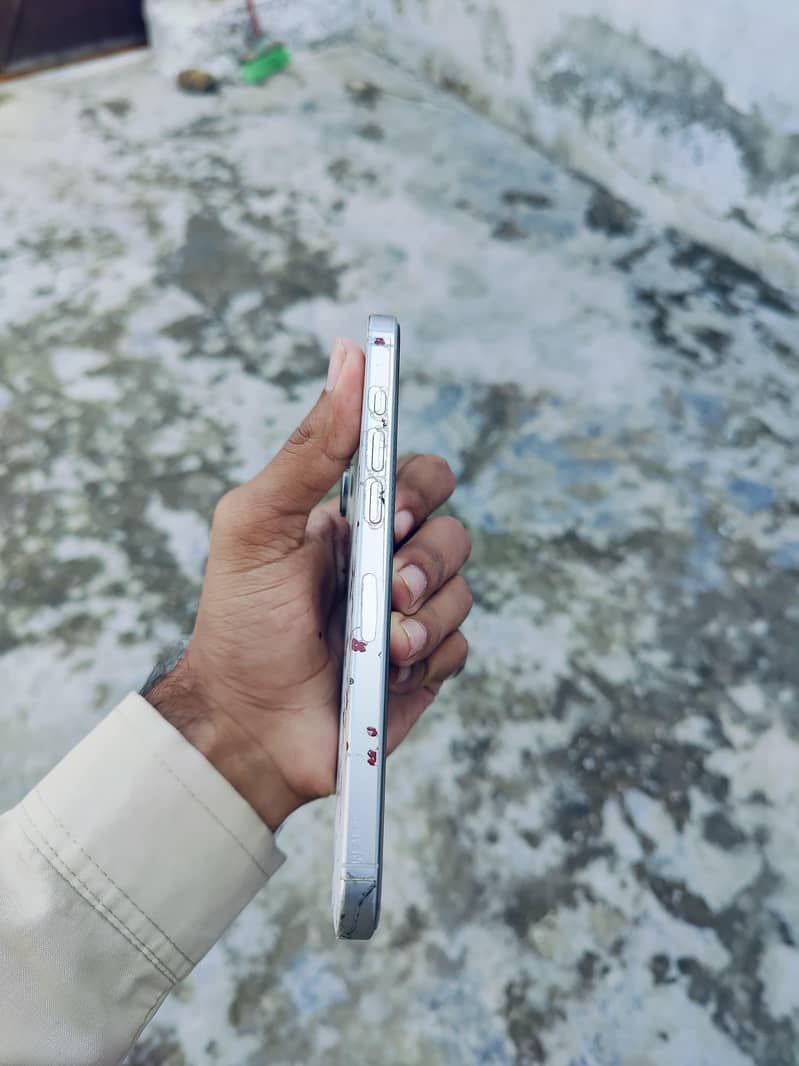 Apple iPhone 16 Pro Max 4