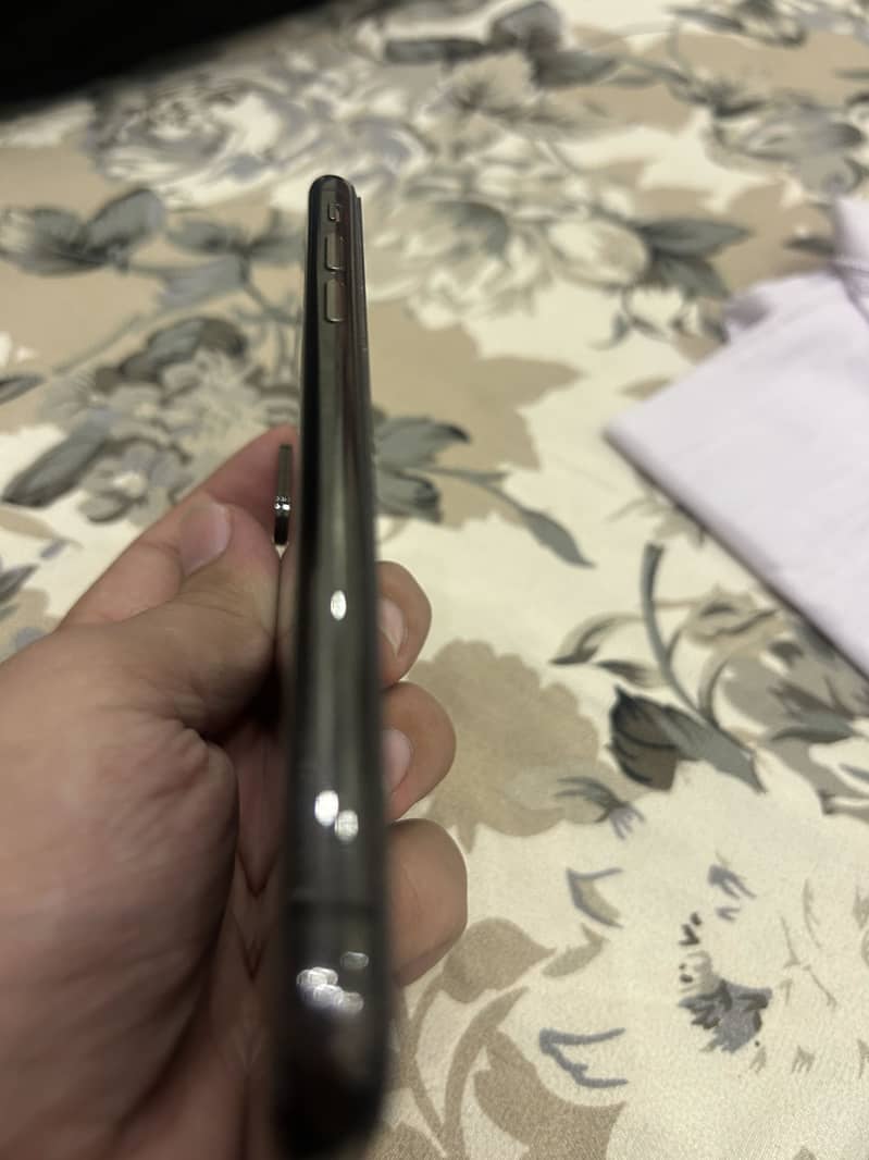 Apple iPhone XS 4