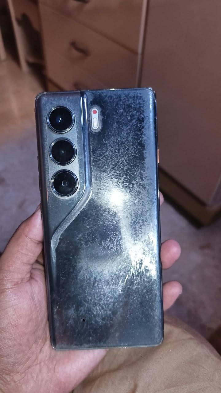 Tecno CAMON 40 Pro 1