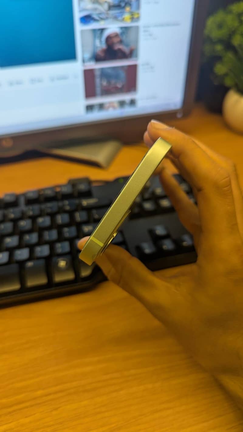 Apple iPhone 12 4