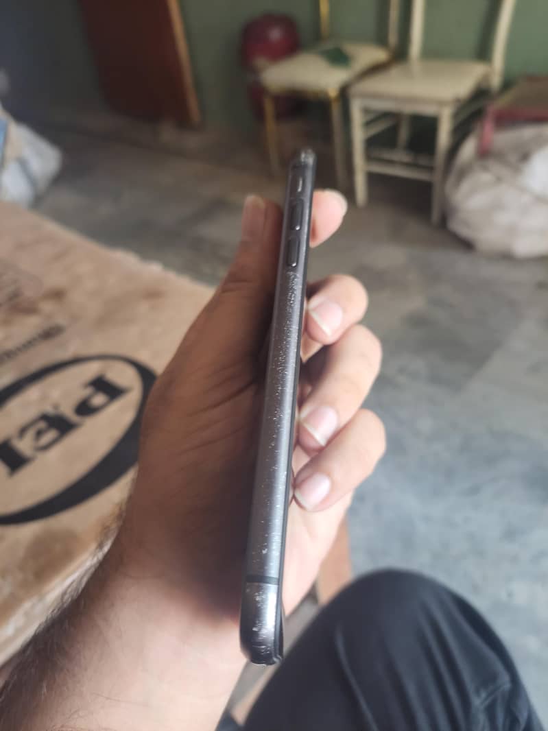 Apple iPhone 11 4