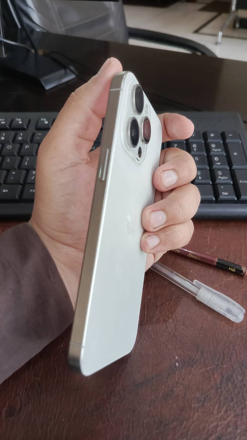 Apple iPhone 15 Pro Max 2