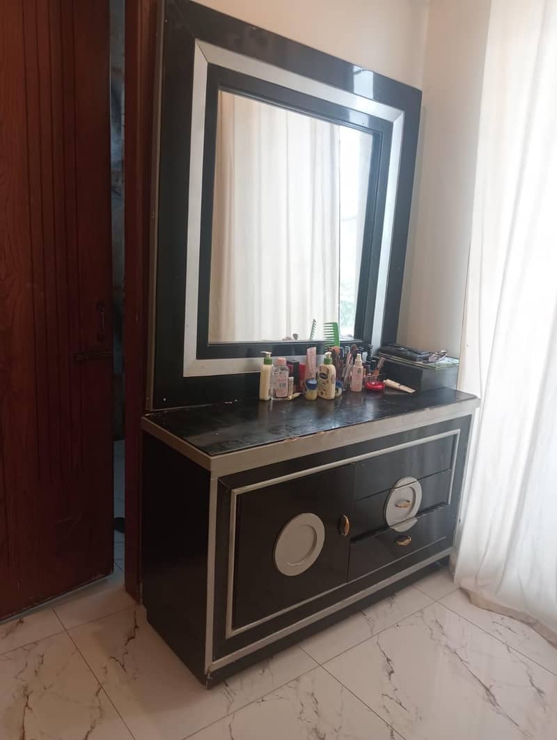 used bed set side table and dressing table 1