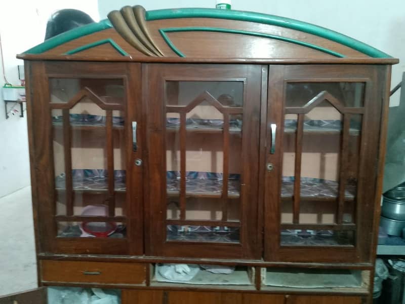 برتنوں والا شو کیس 0