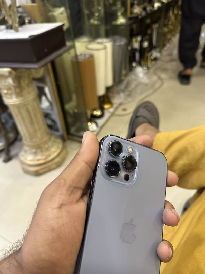 Apple iPhone 13 Pro Max 4