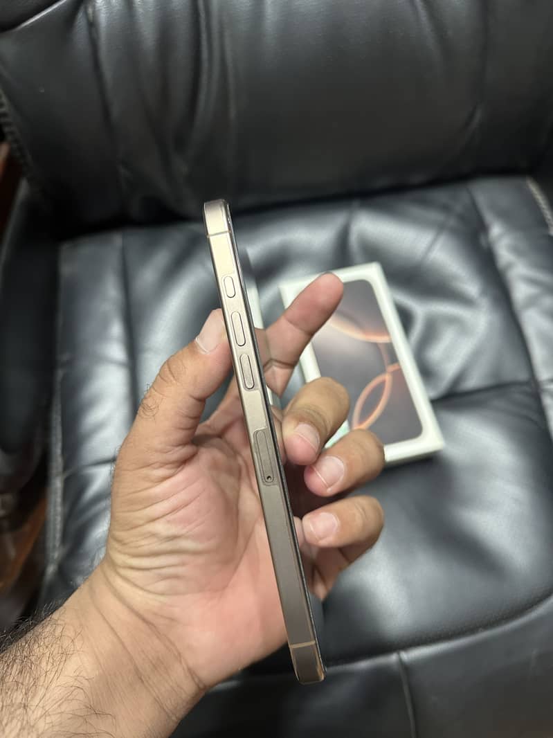 Apple iPhone 16 Pro Max 1