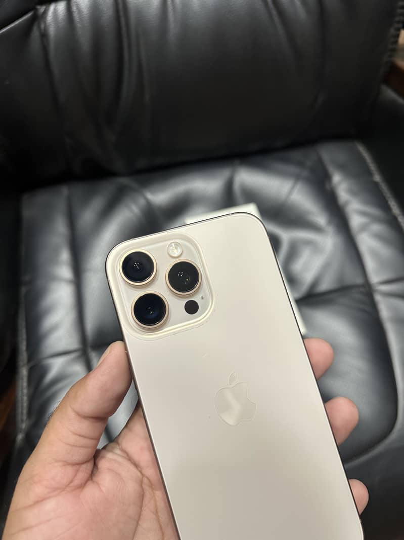 Apple iPhone 16 Pro Max 4