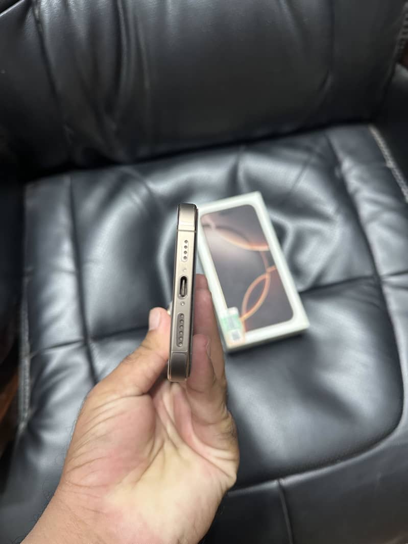 Apple iPhone 16 Pro Max 6