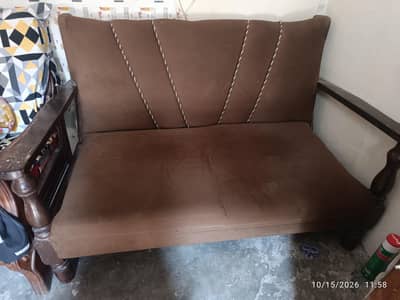 TOTALLY 3 SEATER HA ESAA BANA HUA ONE SINGLE OR IK DOUBLE HAI TOTALLY