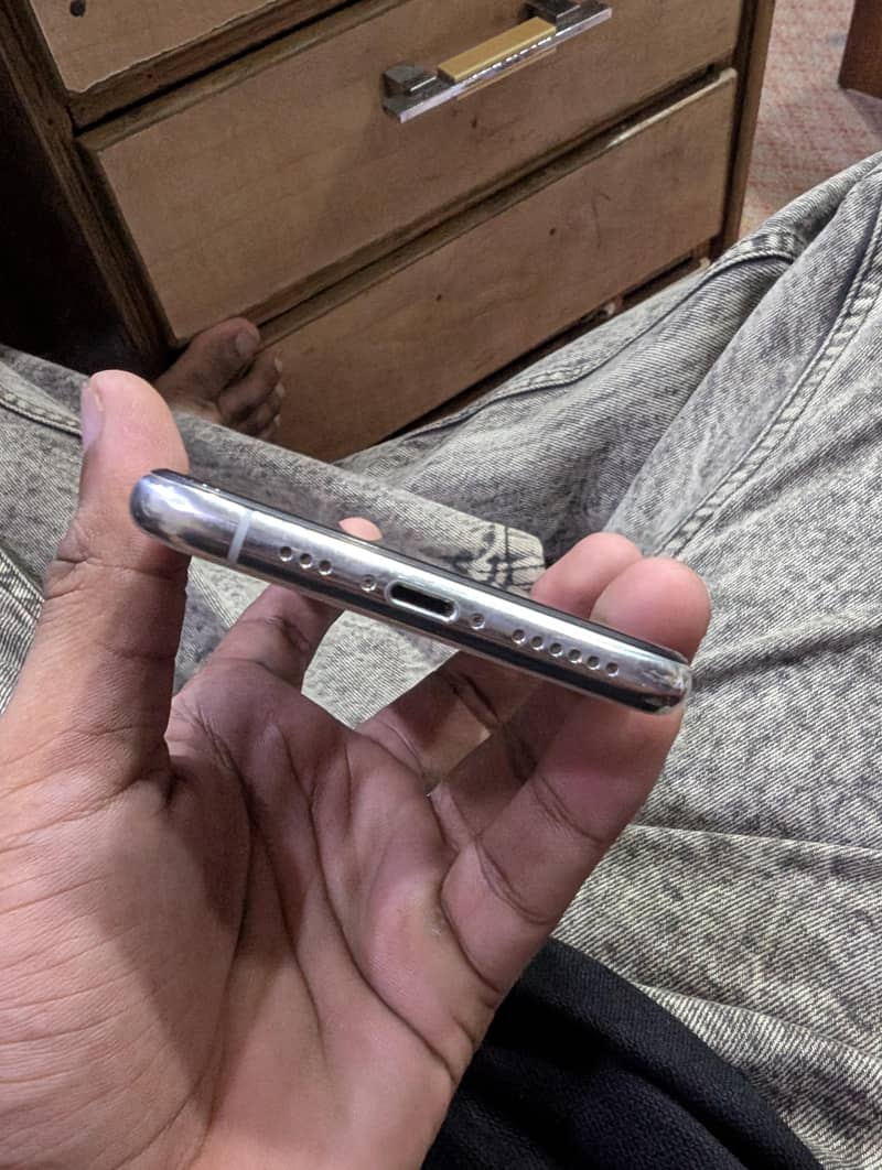 Apple iPhone 11 Pro 4