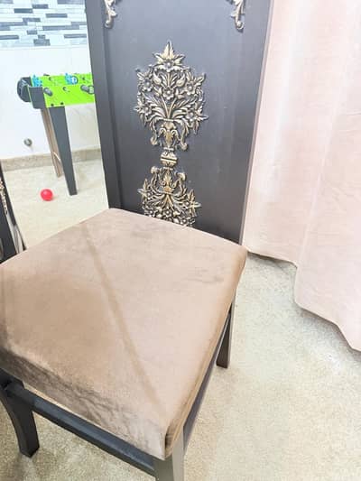  Dining Table with 6 Chairs for Sale – Excellent Condition 