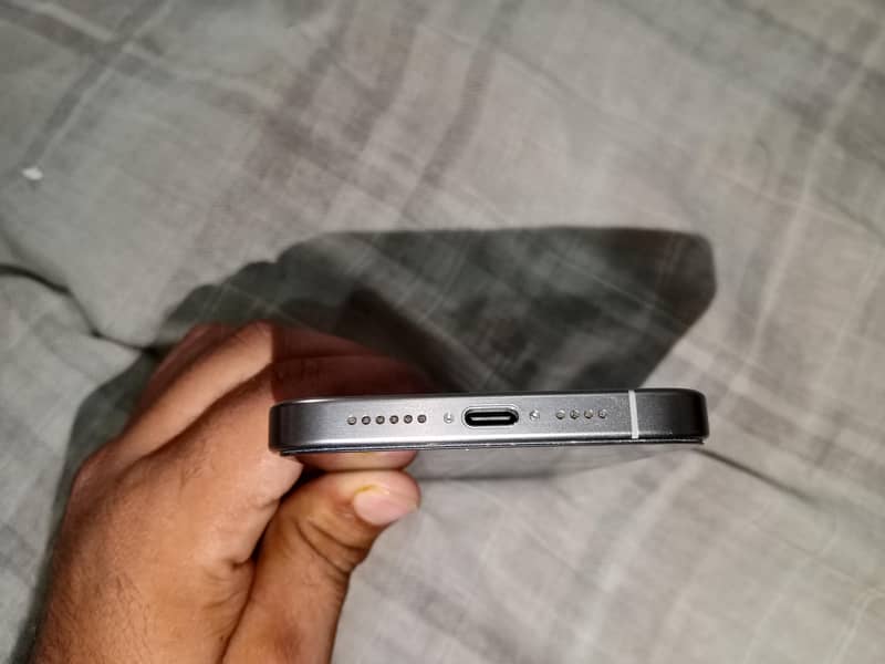 Apple iPhone 15 Pro Max 4