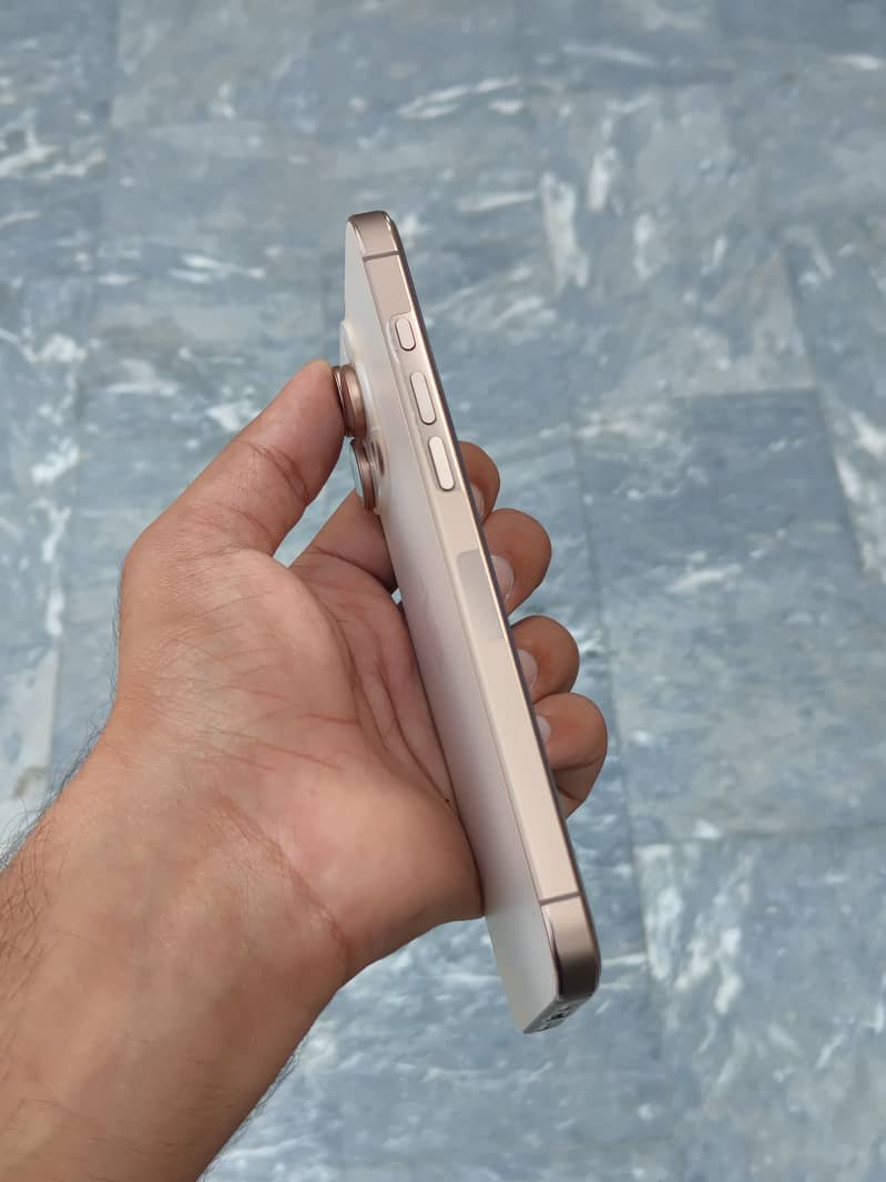 iPhone 16 Pro Max 4