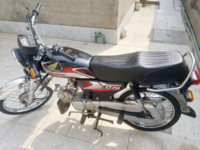 one hand use bike ha neet and clean hai