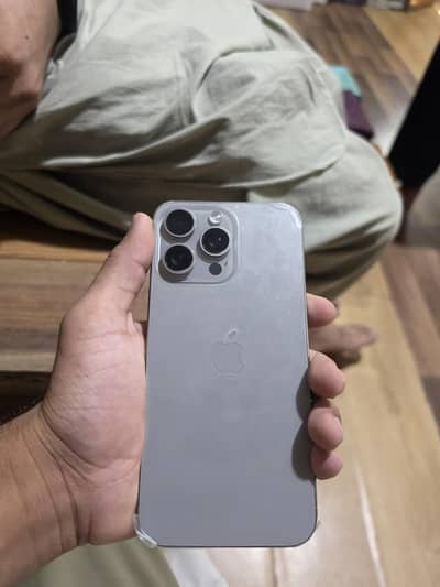 Apple iPhone 15 Pro Max j. v
