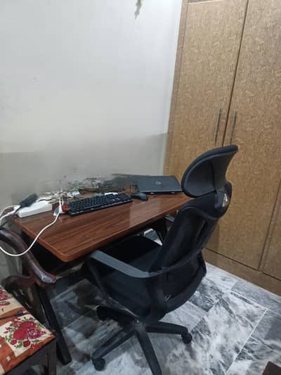 good condition table and ergonomic office chair