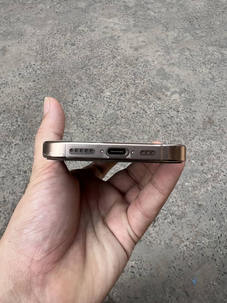 Apple iPhone 16 Pro 2