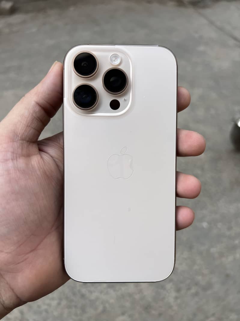 Apple iPhone 16 Pro 3