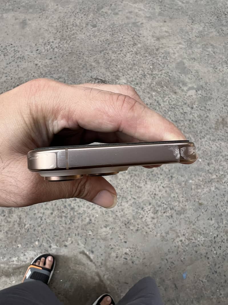 Apple iPhone 16 Pro 6