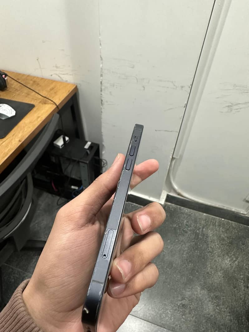 Apple iPhone 12 4
