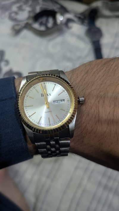 Boxx watch with golden shade