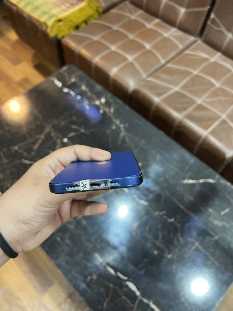 Apple iPhone 12 4