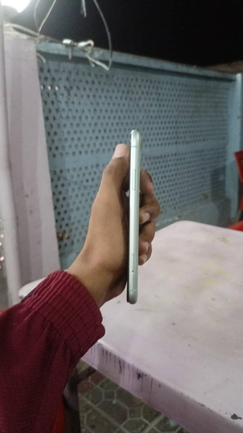 Apple iPhone 11 4