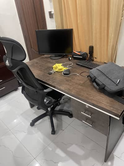 office table/ computet desk with lockablw drawers