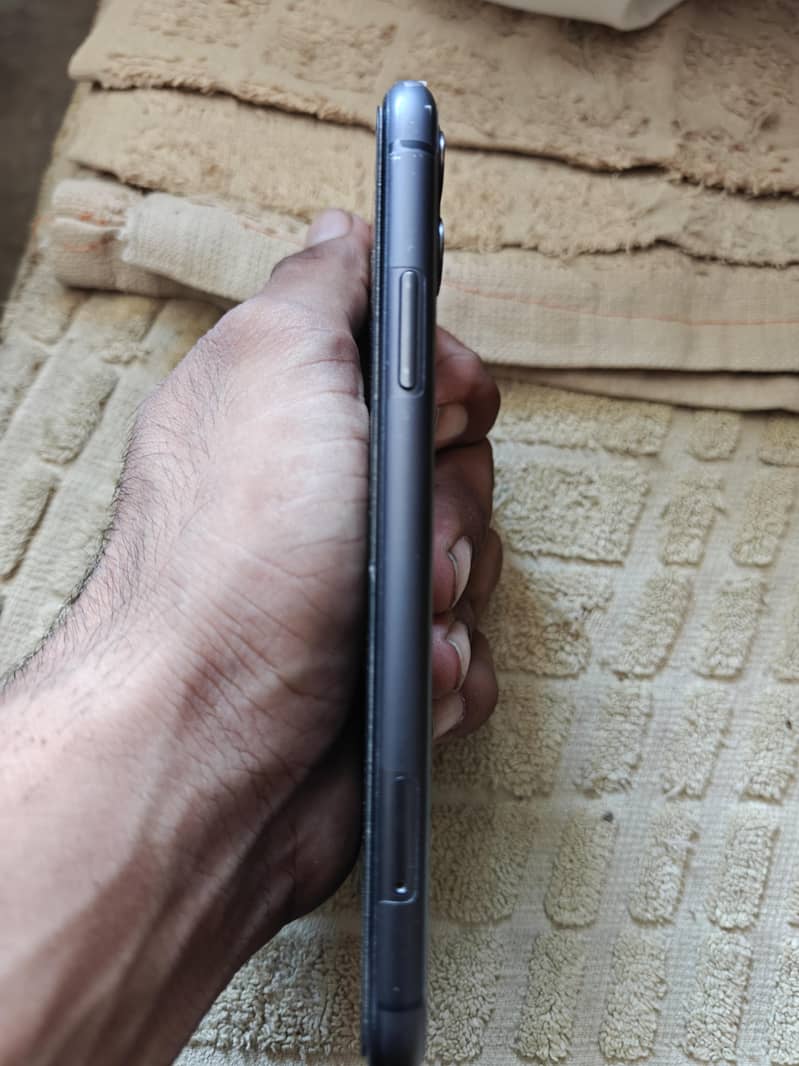 Apple iPhone 11 3