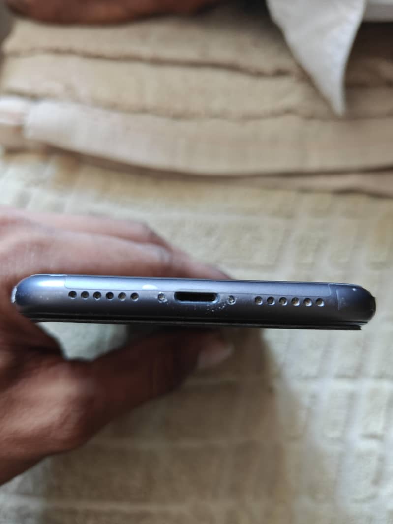 Apple iPhone 11 4