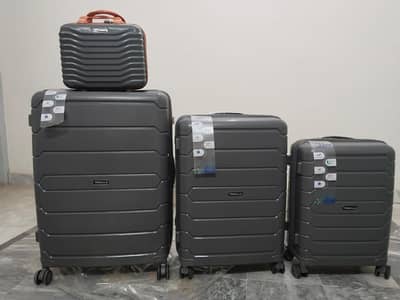 3 suitcase with 1 makeup travel box
