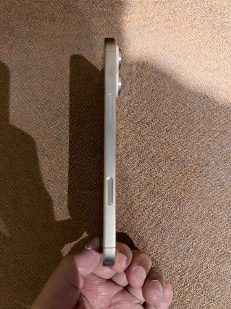 Apple iPhone 16 Pro Max 4
