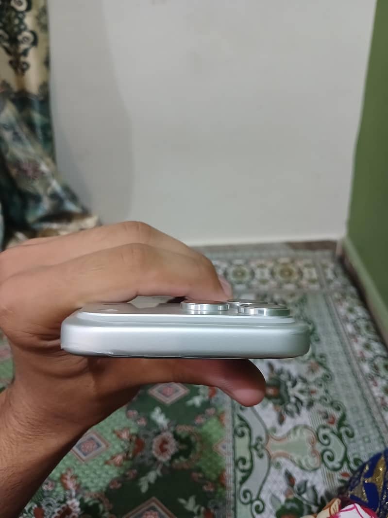 Apple iPhone 17 Pro Max 4