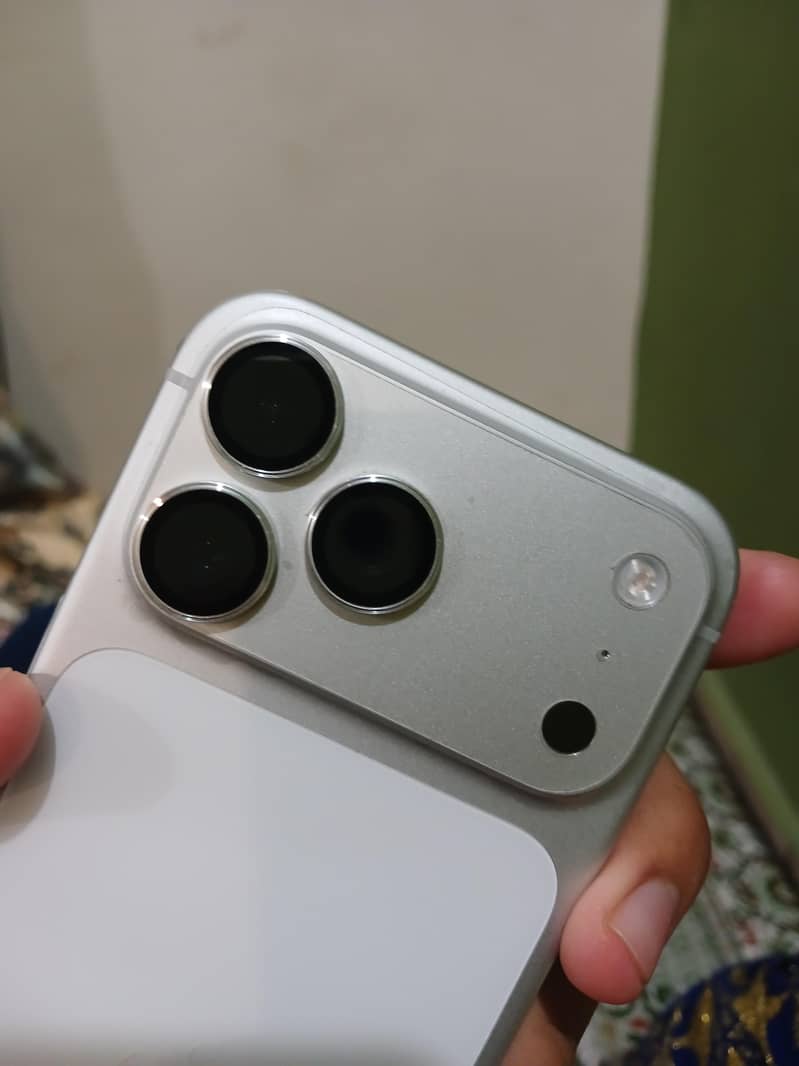 Apple iPhone 17 Pro Max 5