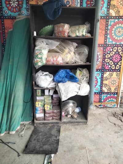 rack for sael nichy 2 dabby hen 1 ka darwaza he q ka gom hu gaya he