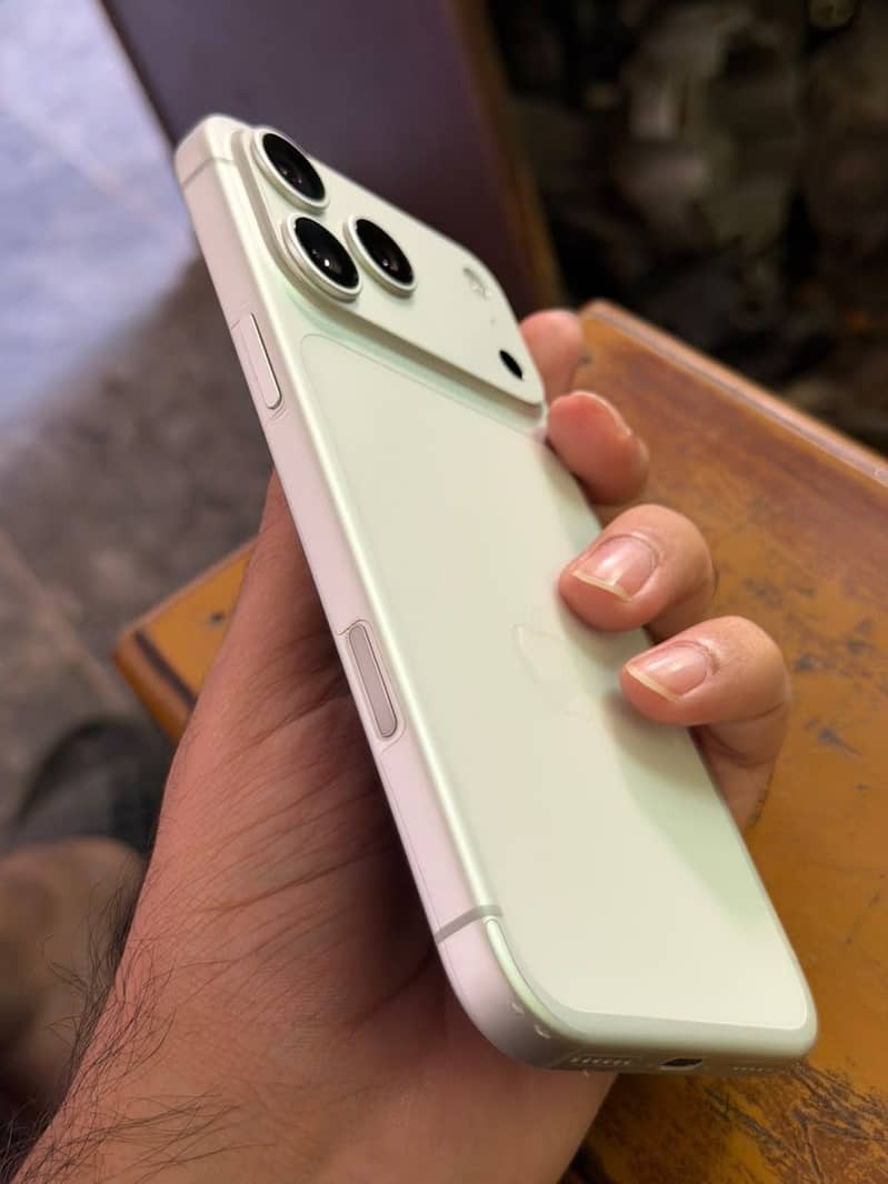 Apple iPhone 17 Pro Max 1