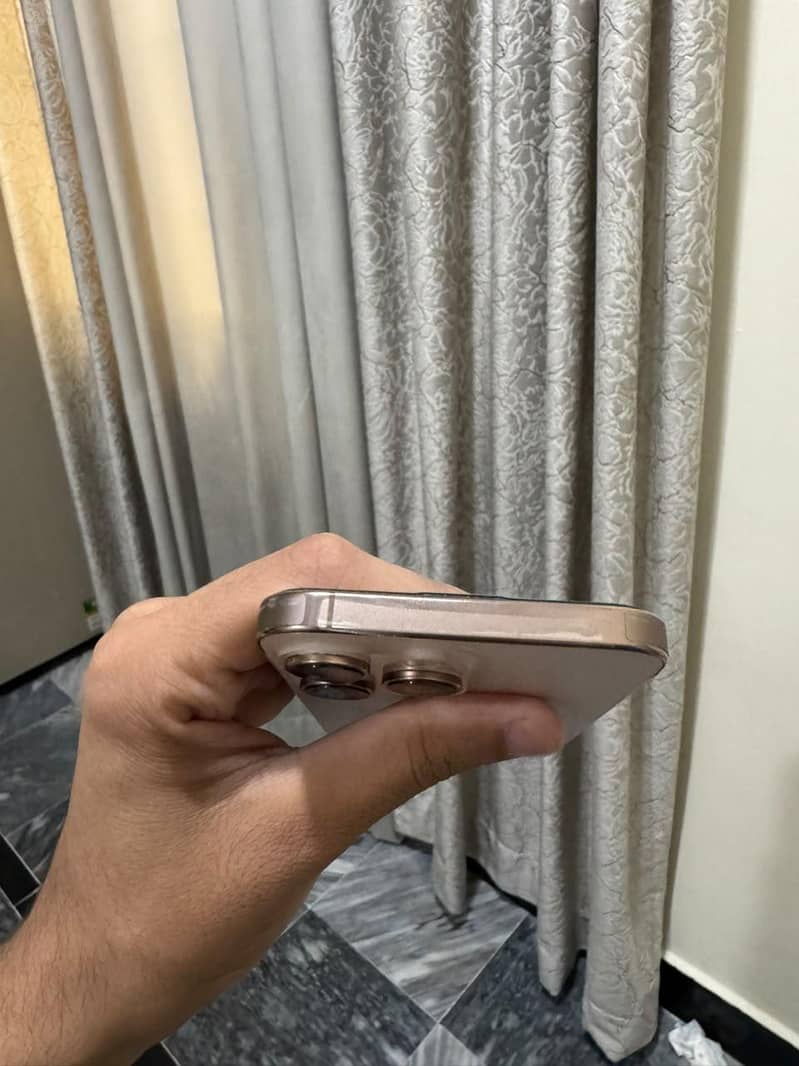 Apple iPhone 16 Pro Max 4